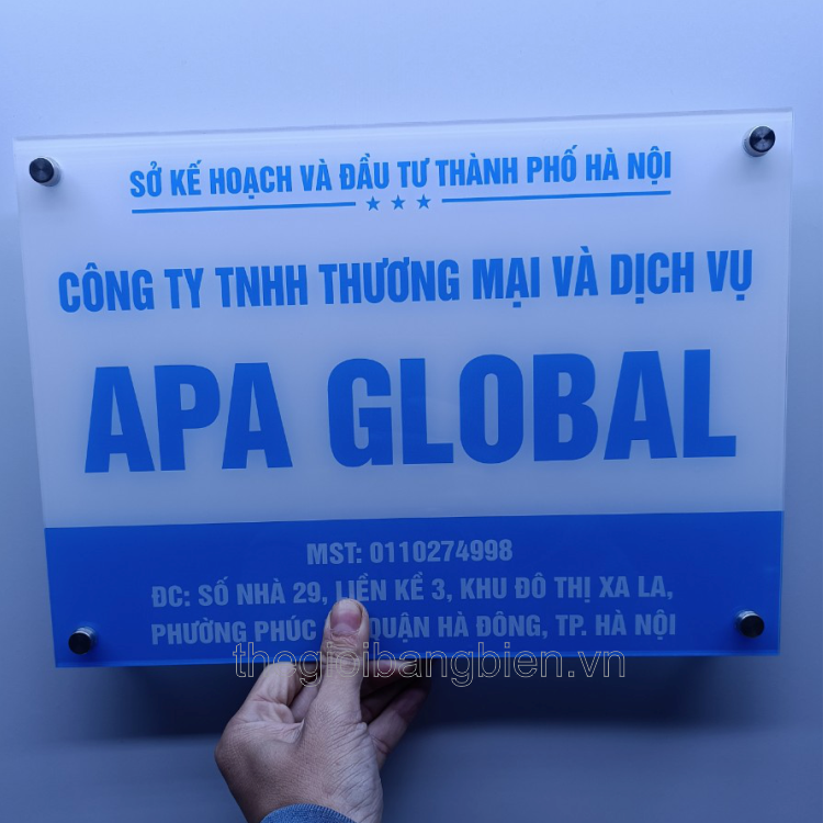 bảng tên công ty bắt cách tường