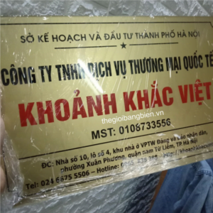 biển công ty mica in uv nhũ đồng đẹp
