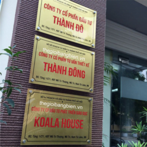 biển công ty mica in uv nhũ đồng sang trọng