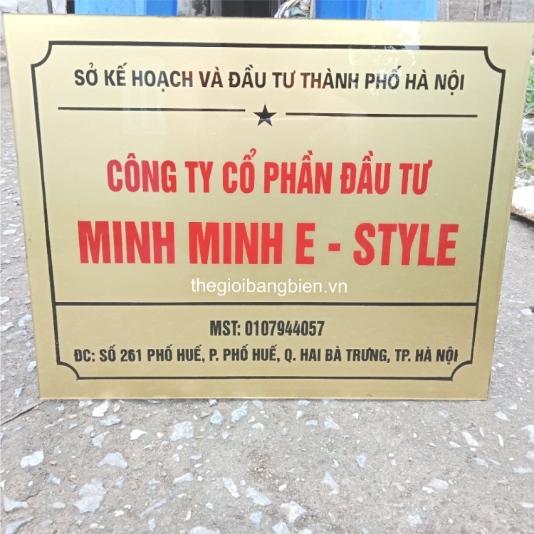 biển mica công ty in uv nhũ đồng sang trọng