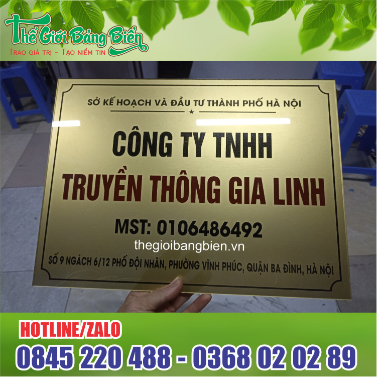 biển mica công ty in uv nhũ đồng