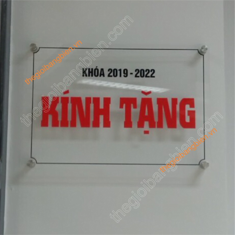 biển tên công ty bắt trụ kính