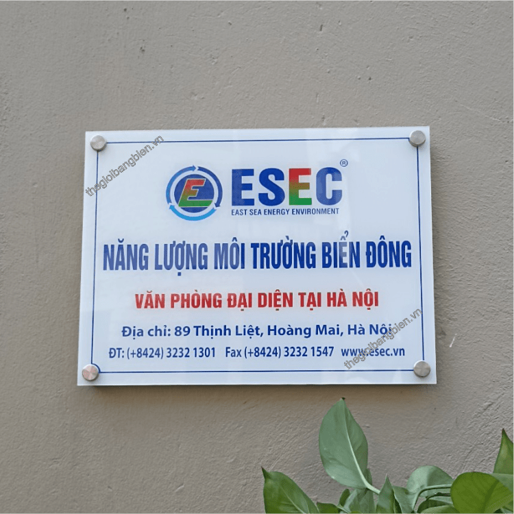 biển tên công ty bắt vít cách tường
