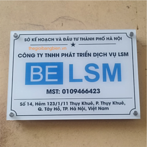 biển tên công ty mica bắt ốc chân kính rẻ
