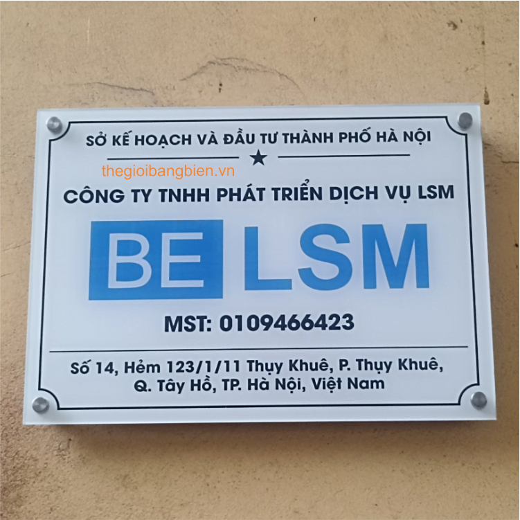 biển tên công ty mica bắt ốc chân kính rẻ
