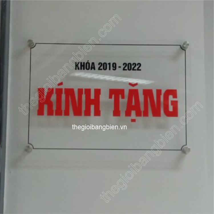 biển tên công ty mica bắt ốc chân kính