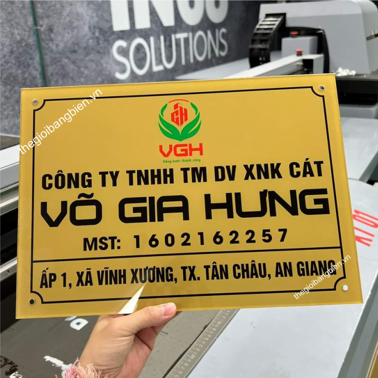 biển tên công ty mica bắt trụ kính