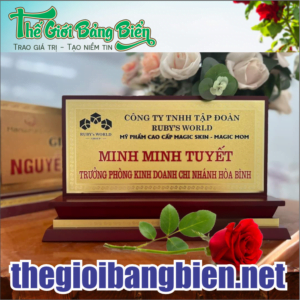 biển chức danh mặt đồng đế gỗ 1 mặt