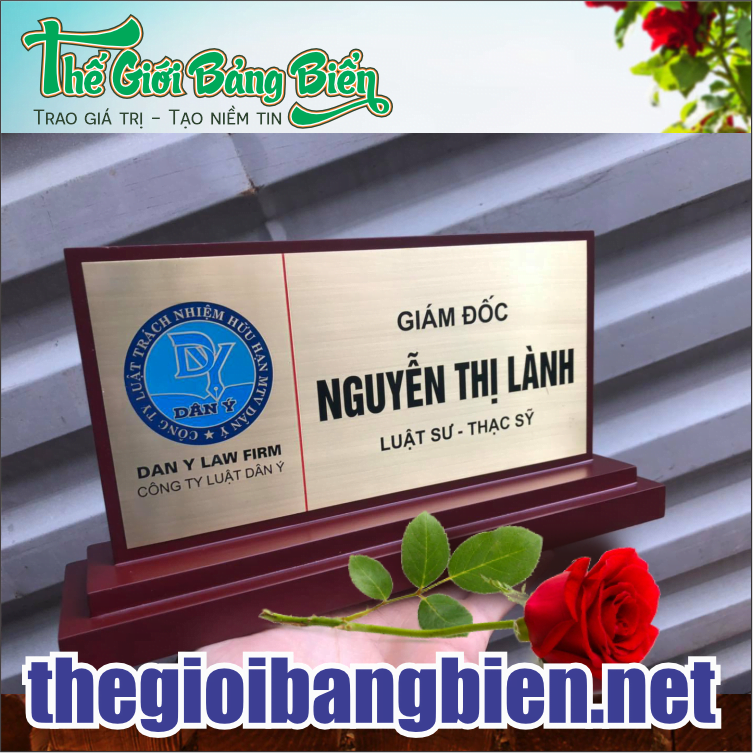 Biển chức danh để bàn đồng đế gỗ cho doanh nghiệp - Thế GIới Bảng Biển