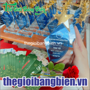 bán kỷ niêmk chương pha lê