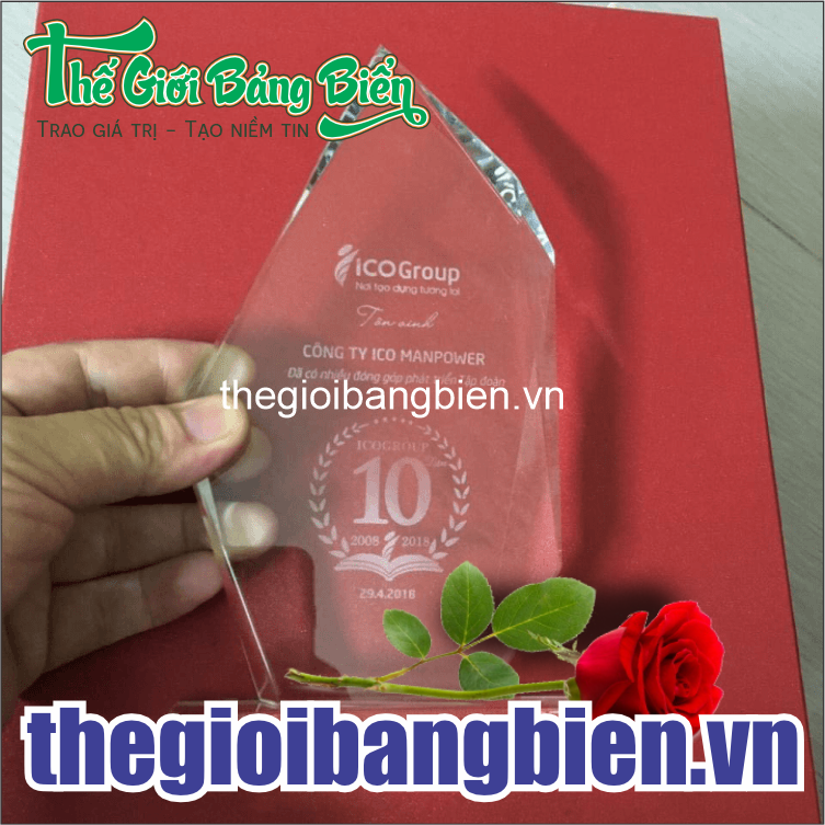bán kỷ niêmk chương pha lê đẹp