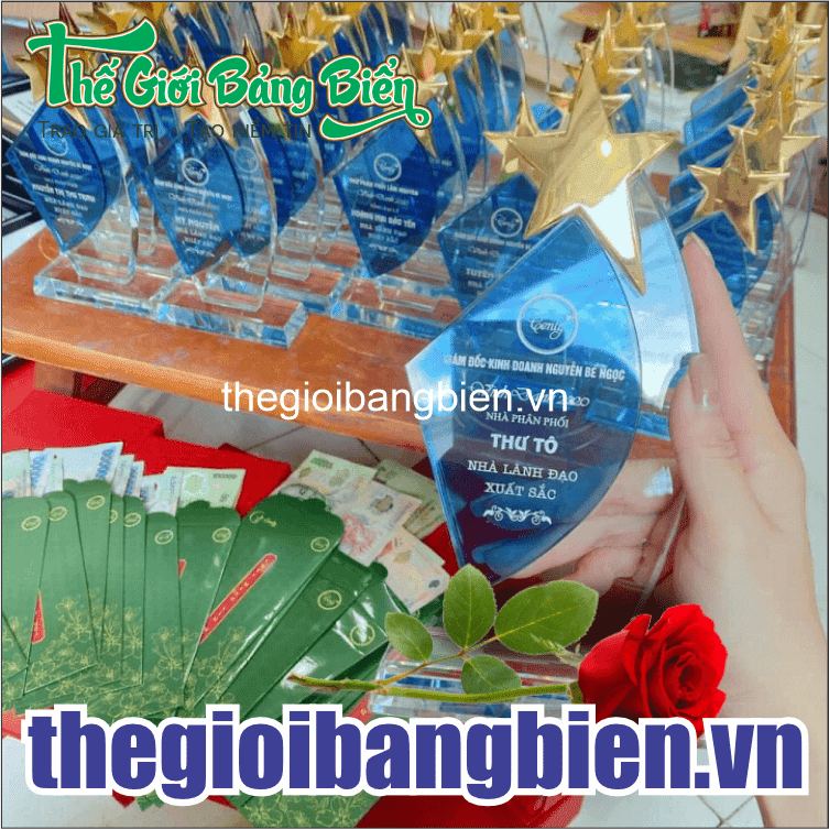 bán kỷ niêmk chương pha lê