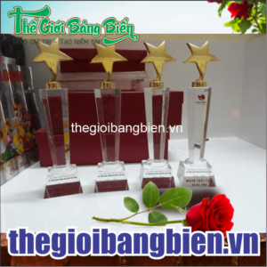 sản xuất kỷ niệm chương pha lê giá rẻ